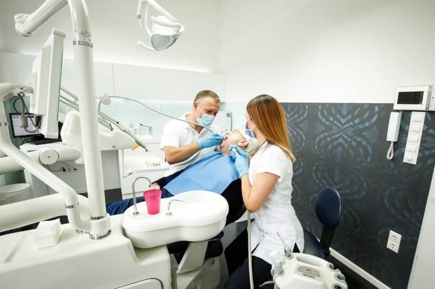 Hiányzó fogak implantációs pótlása